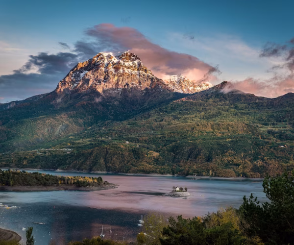 Travelling around : mountains and beach