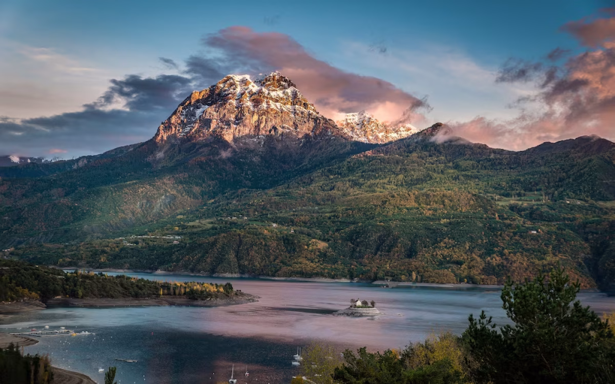 Travelling around : mountains and beach